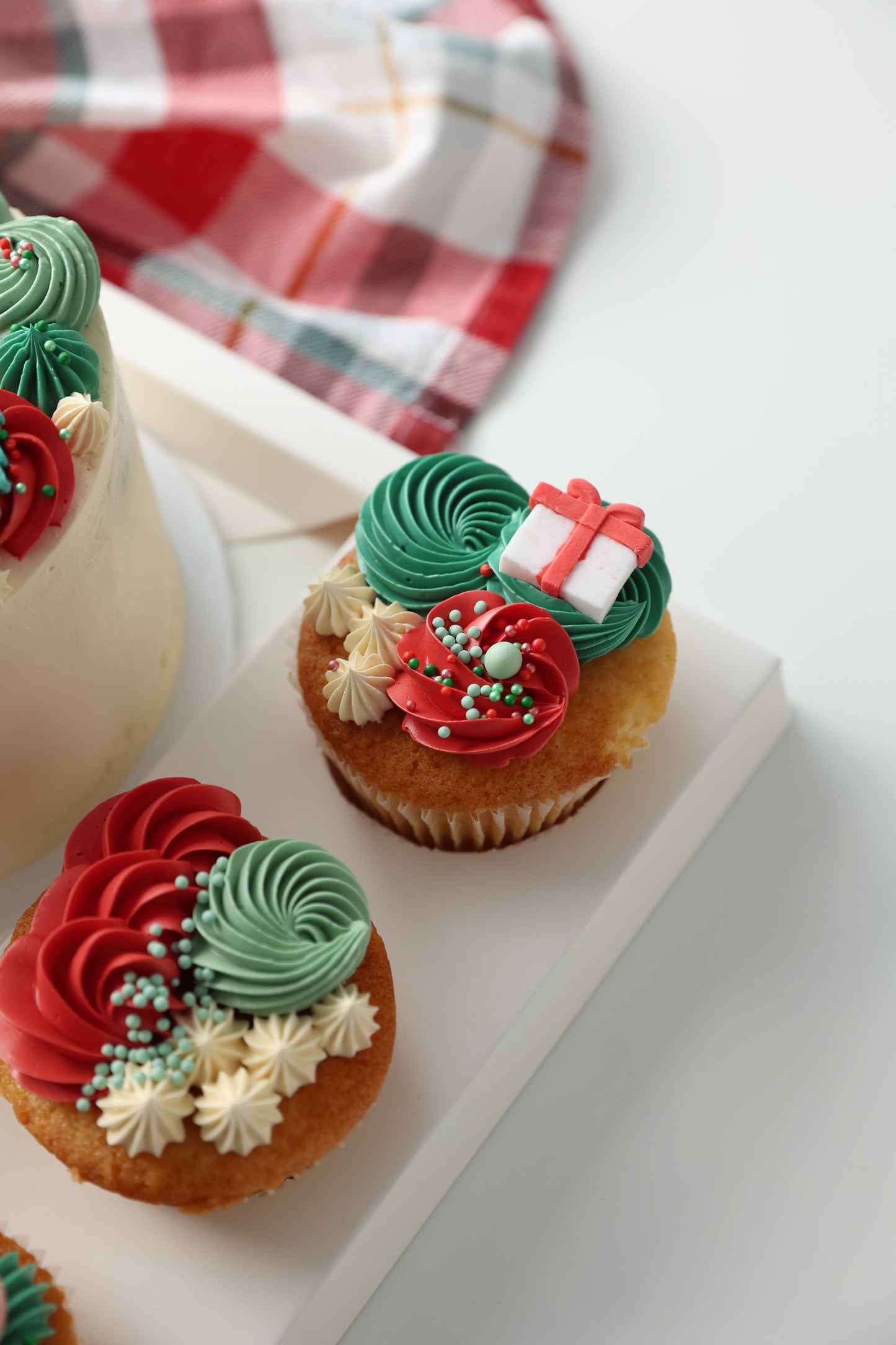 CLASSIC CHRISTMAS CUPCAKE & CAKE BENTO BOX