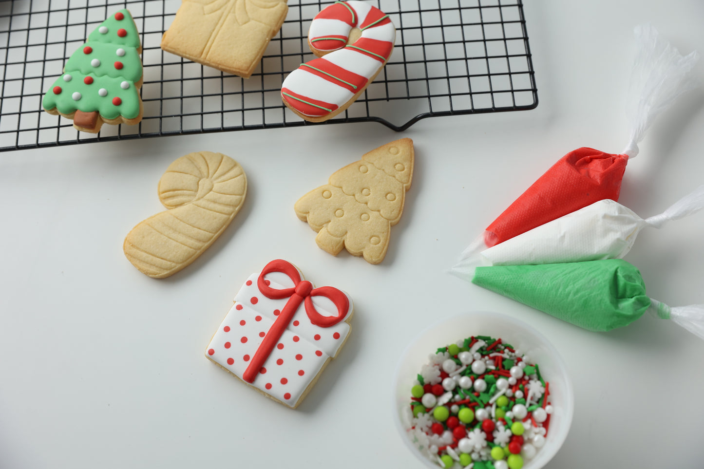 CLASSIC CHRISTMAS DIY COOKIE DECORATING KIT