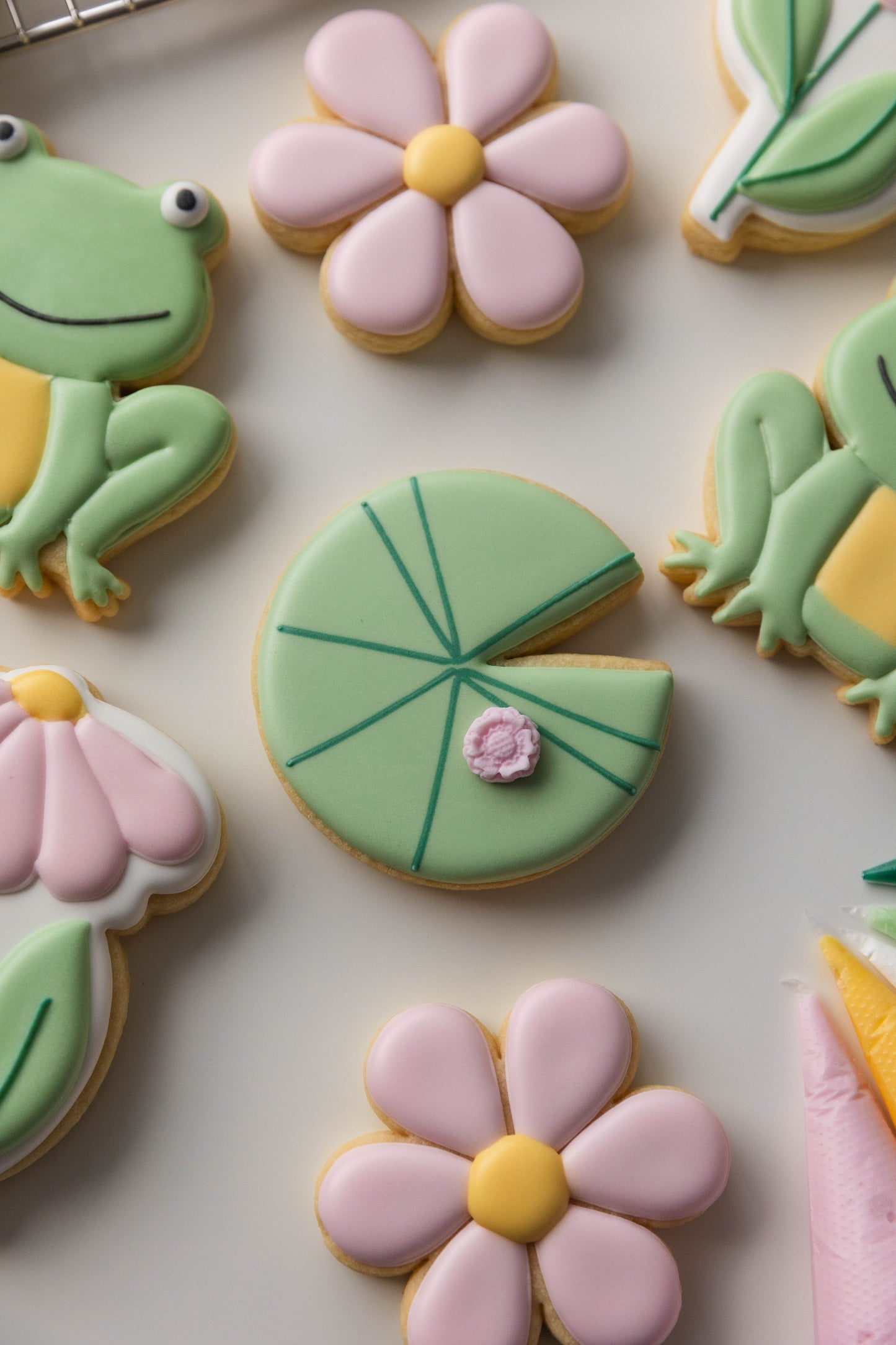 PUDDLES & PETALS- Beginner Royal Icing Cookie Decorating class